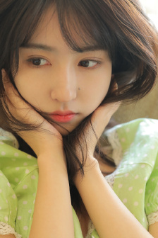 美女露胸